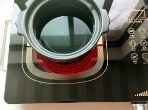 碗锅放入水，