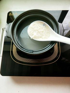 水沸腾后加入醪糟，小火熬煮3.4分钟