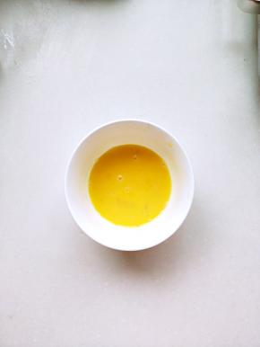 一个鸡蛋均匀打散