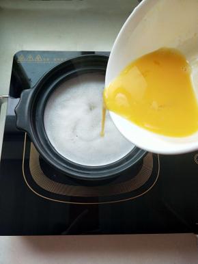 顺着滚头倒入打好的鸡蛋液