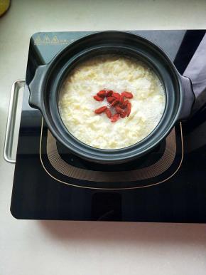 不需要搅拌，一会鸡蛋就会飘在上面，撒上枸杞