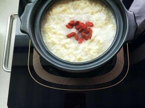 不需要搅拌，一会鸡蛋就会飘在上面，撒上枸杞