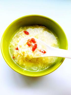 做好的醪糟有着清甜的味道，还可以加红糖。