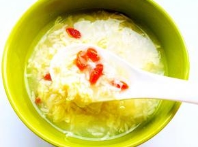 做好的醪糟有着清甜的味道，还可以加红糖。