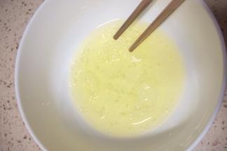 蛋白两个打散，注意是打散不是打发哦