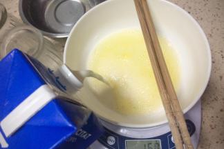 加入牛奶200g跟30g白糖混合均匀