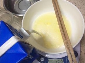 加入牛奶200g跟30g白糖混合均匀