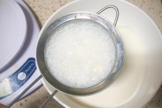 蛋白跟牛奶混合后用筛子过滤蛋奶液，去掉没有打散的蛋白