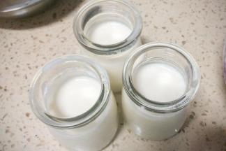 分装入玻璃瓶或者碗里，碗的话盖上保鲜膜以免水蒸气进入，静置一会去除气泡