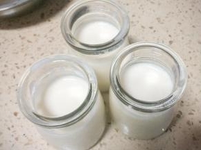 分装入玻璃瓶或者碗里，碗的话盖上保鲜膜以免水蒸气进入，静置一会去除气泡