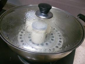 水煮开隔水中小火蒸10分钟，焖五分钟即可