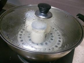 水煮开隔水中小火蒸10分钟，焖五分钟即可