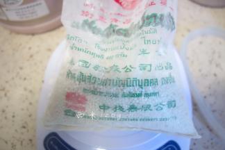 西米120g放入开水中并立即搅拌以免粘连结块，一边煮一边搅直到煮开后关火焖3分钟（煮西米的水一定要多，不然一会水边的很少西米会结块）