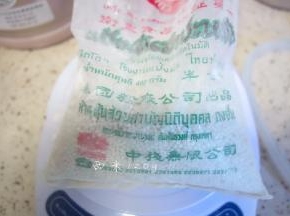 西米120g放入开水中并立即搅拌以免粘连结块，一边煮一边搅直到煮开后关火焖3分钟（煮西米的水一定要多，不然一会水边的很少西米会结块）