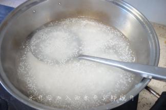 西米焖三分钟开火再边煮边搅拌直到再一次煮开，关火焖三分钟，反复三次左右