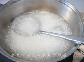 西米焖三分钟开火再边煮边搅拌直到再一次煮开，关火焖三分钟，反复三次左右