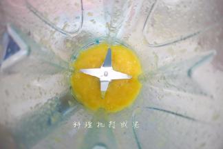 芒果打成这样的泥备用（要是没料理机就自己用刀剁碎，白砂糖+50g热水融化并晾凉备用）