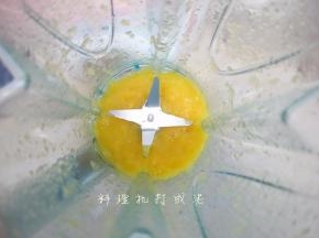 芒果打成这样的泥备用（要是没料理机就自己用刀剁碎，白砂糖+50g热水融化并晾凉备用）
