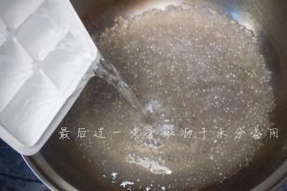 最后一次用冰水再过一次沥干备用（要是不立即吃的话就把西米尽量控干水分单独放，随吃随取西米，最好当天要吃掉）