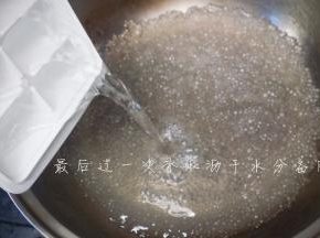 最后一次用冰水再过一次沥干备用（要是不立即吃的话就把西米尽量控干水分单独放，随吃随取西米，最好当天要吃掉）