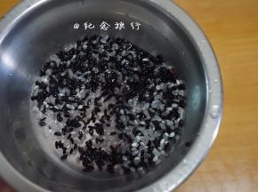 白米跟黑米泡水更容易煮