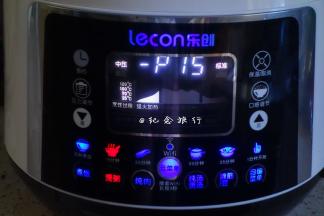 黑白米加800g热水，放入高压锅按粥键