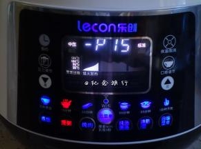 黑白米加800g热水，放入高压锅按粥键