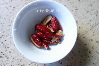 等高压锅自然放气后加入去核的红枣 红糖再煮5-10分钟，要是懒人的话可以跟前面米一起煮，但是最好整颗的红枣不然容易煮烂