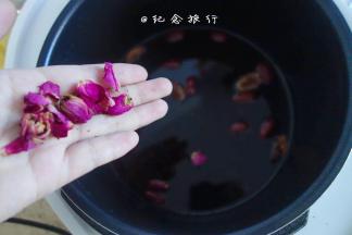 最后放气后趁热放入去蒂的玫瑰花瓣 搅拌一下玫瑰花的香味就可以闻到了