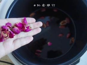 最后放气后趁热放入去蒂的玫瑰花瓣 搅拌一下玫瑰花的香味就可以闻到了