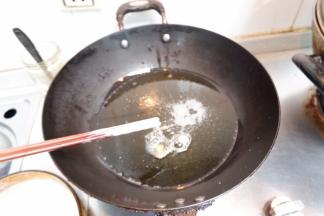 油烧热滴入面糊，面糊如果浮起，则油温适宜