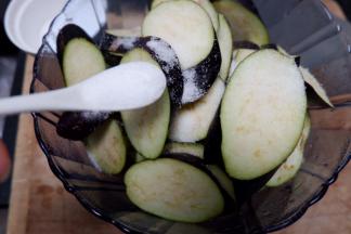 用盐腌制入底味儿