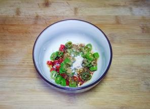 1勺香油，1勺鸡粉，搅拌均匀备用