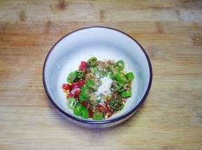 1勺香油，1勺鸡粉，搅拌均匀备用