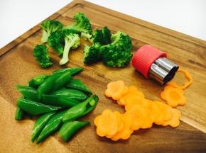 甜豆切成段、西兰花撕成小朵，胡萝卜切成片，用磨具压成花朵。