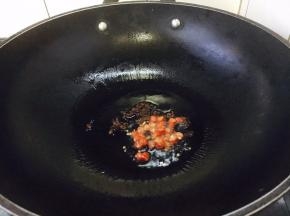 当花椒有香味时放入小米椒