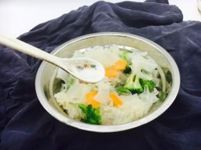 放入少许白糖提鲜