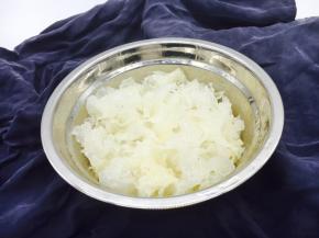 把沥干水分的银耳放在容器里