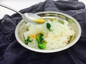 淋入一勺双椒油，拌匀即可。