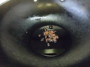 锅里放油，放入花椒。