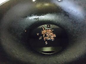 锅里放油，放入花椒。