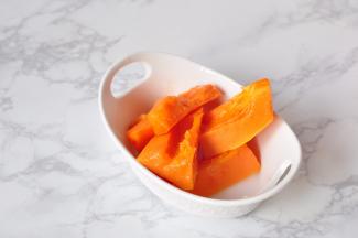 将木瓜去皮去籽切成块备用。