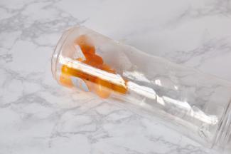 先将冰块，黄色千禧果放入料理杯中。