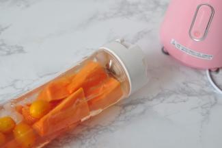 将料理杯的盖子拧紧。