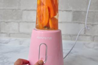 装好料理杯，启动料理机。