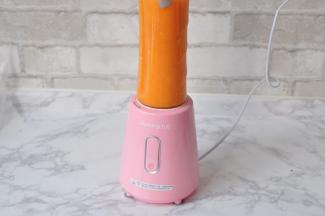 十几秒后，就可以得到一杯营养的果汁。