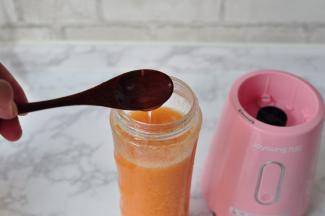 可以再添加蜂蜜盖上杯盖摇晃均匀再饮用。