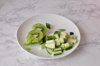 将奇异果去皮切开，黄瓜切成小段。