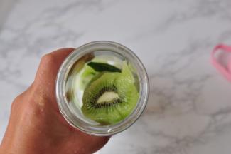 先放入黄瓜，再放入奇异果。