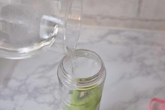 将矿泉水或凉开水倒入料理杯中，不要超过水位线。